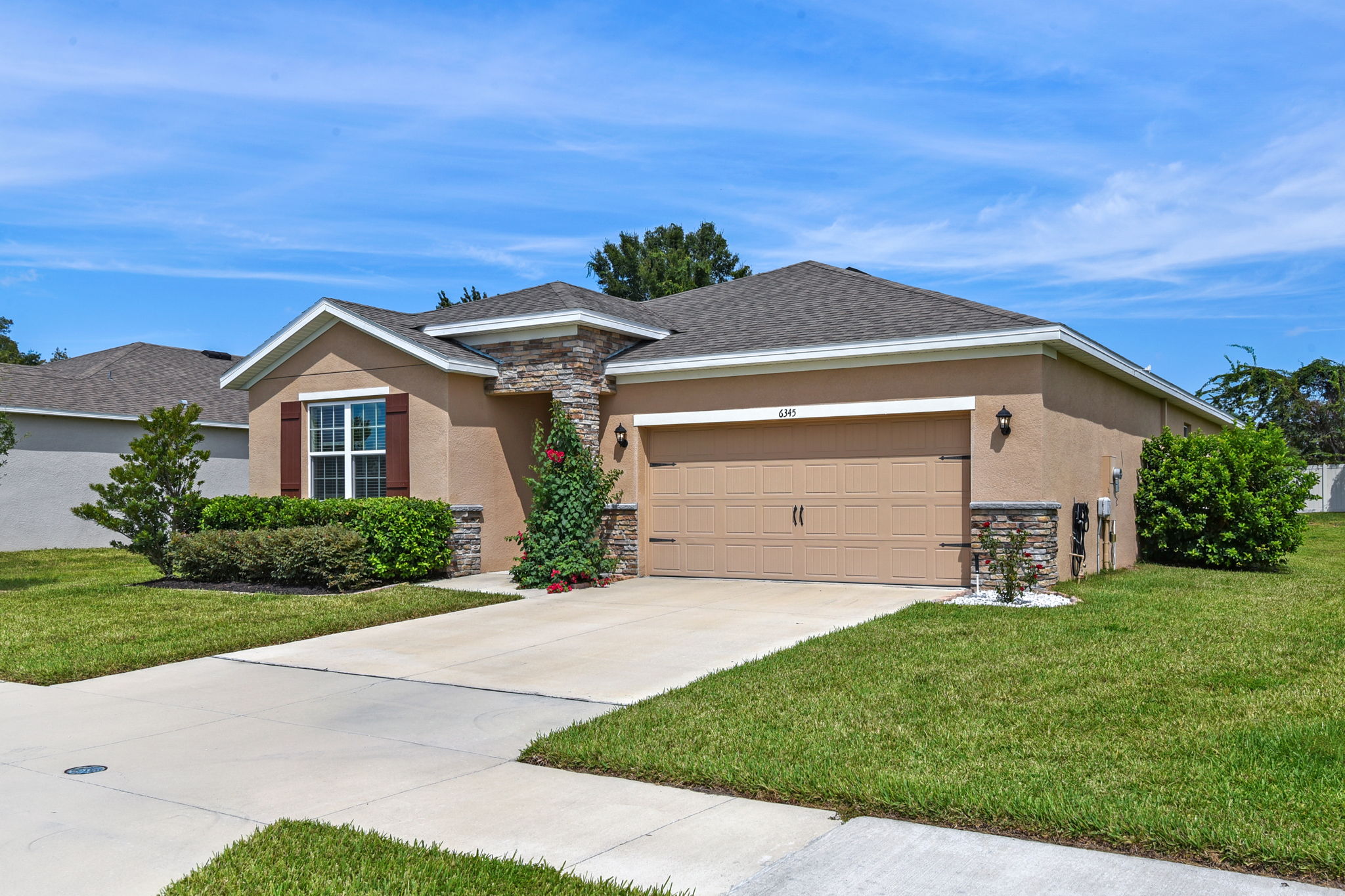 Two car garage at 6345 SW 88th Loop in Ocala